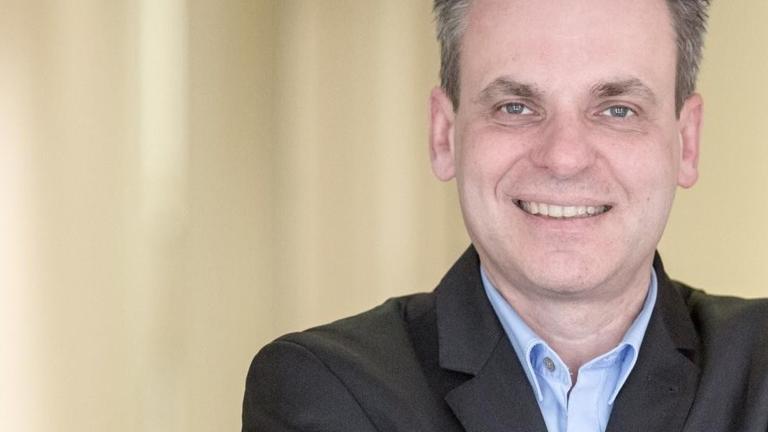 Frank Überall, Bundesvorsitzender des DJV (Deutscher Journalisten Verband), aufgenommen 26.04.2016 in der Bundesgeschäftsstelle der Interessenvertretung der Journalisten in Berlin Frank Überall, Bundesvorsitzender des DJV (Deutscher Journalisten Verband), aufgenommen 26.04.2016 in der Bundesgeschäftsstelle der Interessenvertretung der Journalisten in Berlin