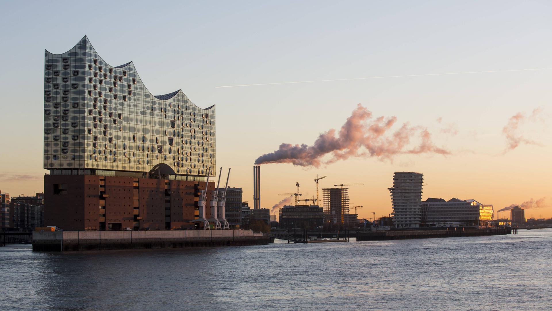 Die Elbphilharmonie am 28. November 2016 im Hafen in Hamburg.