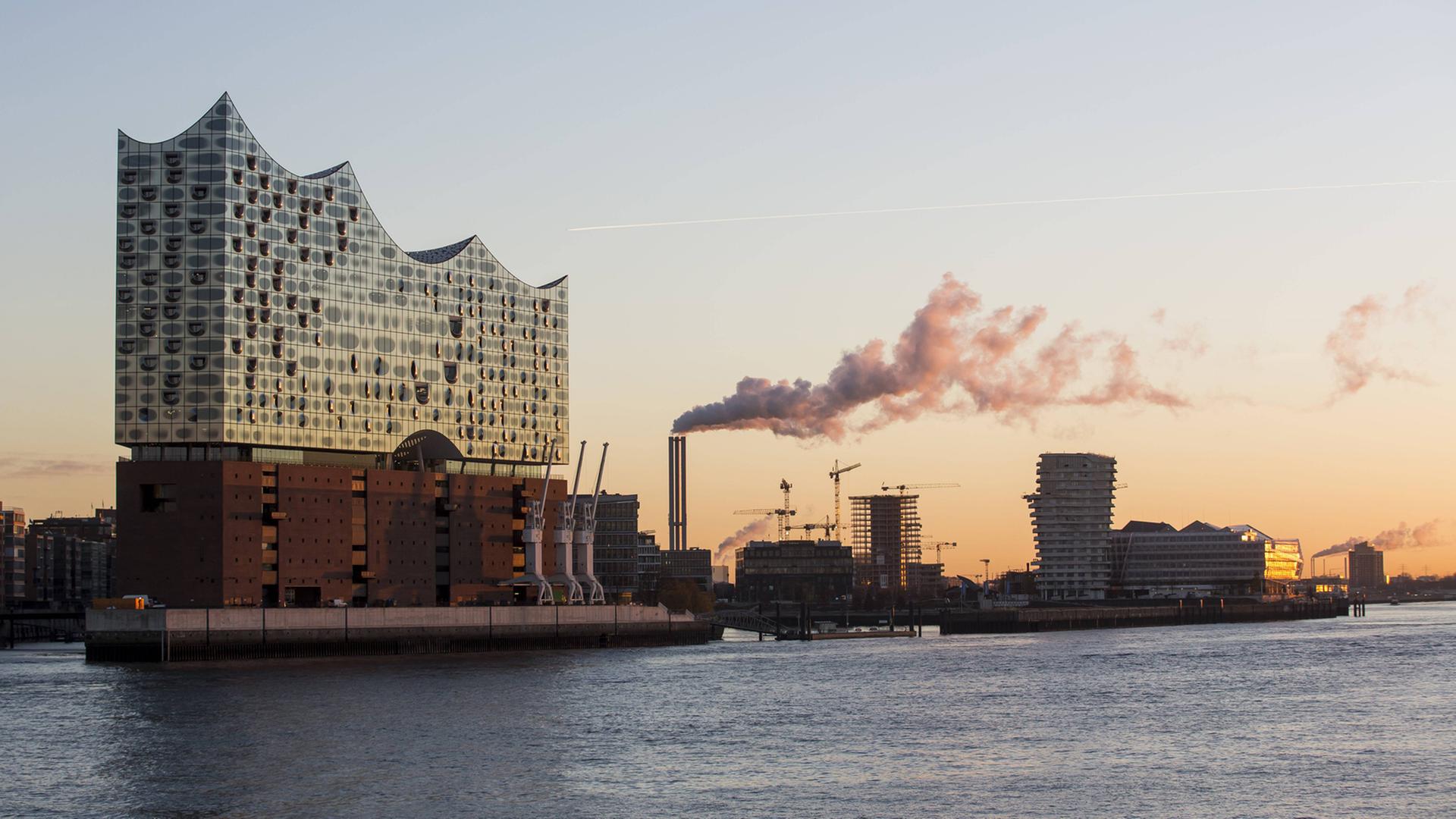 Die Elbphilharmonie am 28. November 2016 im Hafen in Hamburg. Die Elbphilharmonie am 28. November 2016 im Hafen in Hamburg.