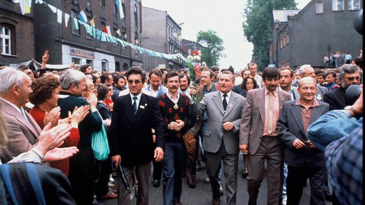 Lech Walesa (Mitte rechts) während einer Kundgebung von Solidarnosc in Danzig. Lech Walesa (Mitte rechts) während einer Kundgebung von Solidarnosc in Danzig.