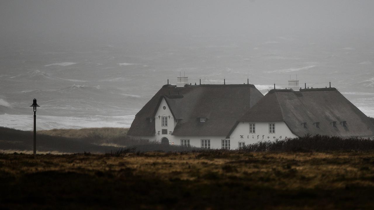 Wellen schlagen am 05.12.2013 in Kampen auf Sylt (Schleswig-Holstein) an den Strand. Orkantief Xaver erreicht die deutsche Nordseeküste. Foto: Axel Heimken/dpa Wellen schlagen am 05.12.2013 in Kampen auf Sylt (Schleswig-Holstein) an den Strand. Orkantief Xaver erreicht die deutsche Nordseeküste. Foto: Axel Heimken/dpa