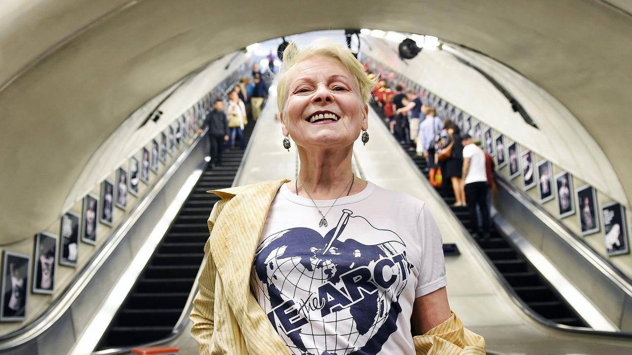 Die britische Modedesignerin Vivienne Westwood während des Launches der Fotoausstellung "Save the Arctic" in der Londoner Waterloo Station. 
