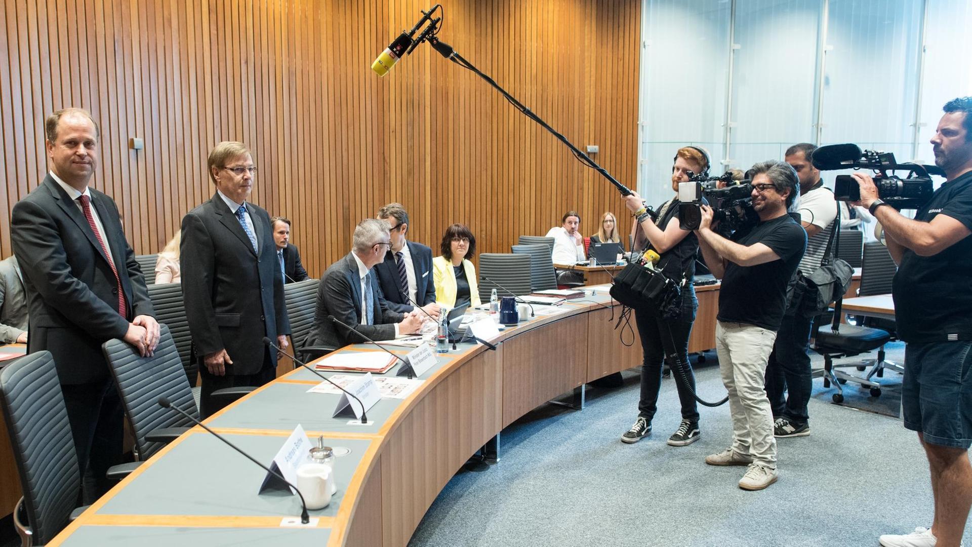 Joachim Stamp und Peter Biesenbach warten auf den Beginn der Sitzung. Joachim Stamp und Peter Biesenbach warten auf den Beginn der Sitzung.
