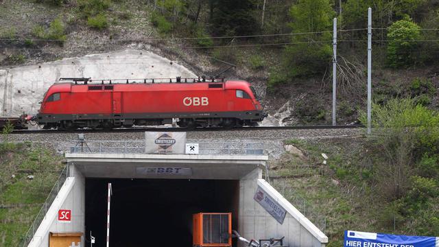 Ein Güterzug fährt am 02.05.2014 über dem Eingang zum Zugangsstollen zum Brenner Basistunnel bei Steinach (Österreich).