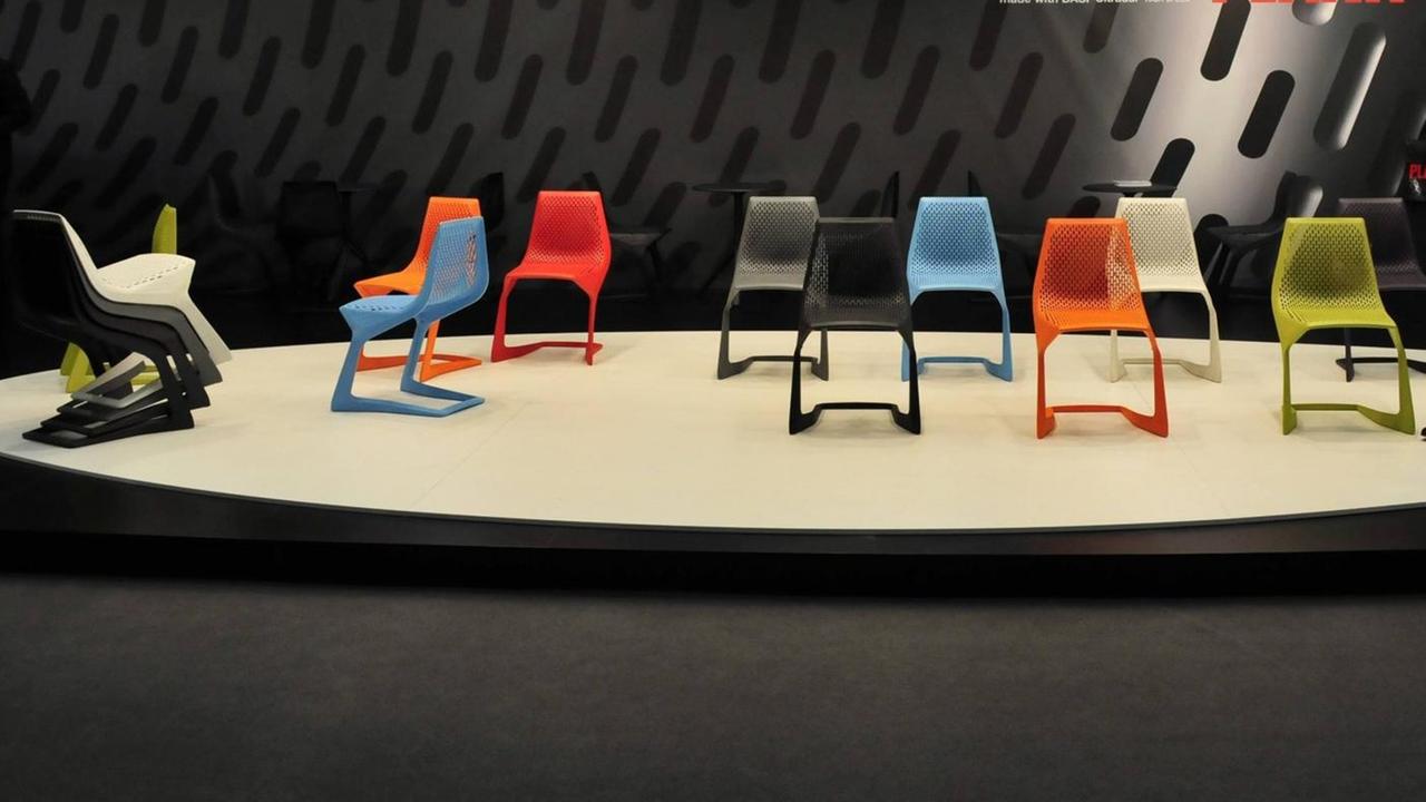 Verschiedene farbige Kunststoffstühle des Designers Konstantin Grcic in einer Ausstellung auf der Internationalen Möbelmesse "imm Cologne" in Köln 2009. Verschiedene farbige Kunststoffstühle des Designers Konstantin Grcic in einer Ausstellung auf der Internationalen Möbelmesse "imm Cologne" in Köln 2009.