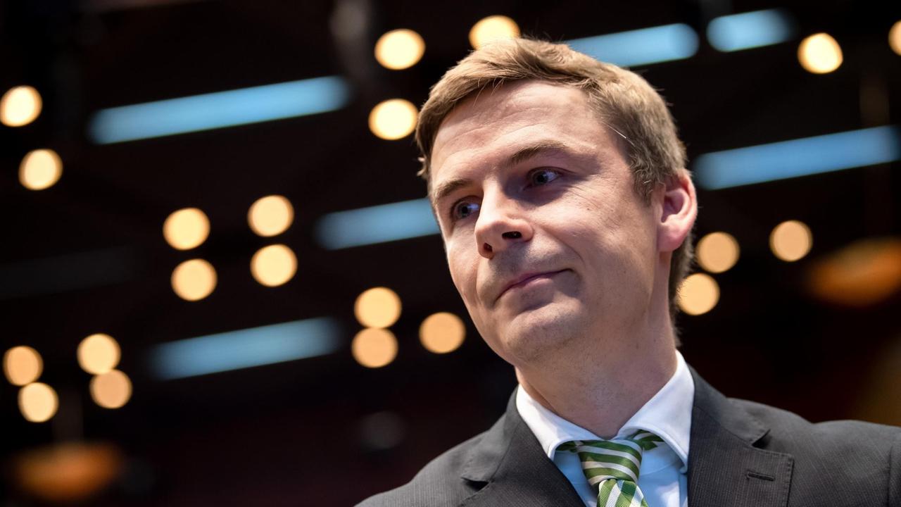 Ronny Jahn von der Verbraucherzentrale Bundesverband (vzbv) steht vor Beginn der mündlichen Verhandlung zur Musterfeststellungsklage des Bundesverbands der Verbraucherzentralen und Verbraucherverbände gegen VW in der Stadthalle von Braunschweig, wo der Prozess stattfindet. Ronny Jahn von der Verbraucherzentrale Bundesverband (vzbv) steht vor Beginn der mündlichen Verhandlung zur Musterfeststellungsklage des Bundesverbands der Verbraucherzentralen und Verbraucherverbände gegen VW in der Stadthalle von Braunschweig, wo der Prozess stattfindet.