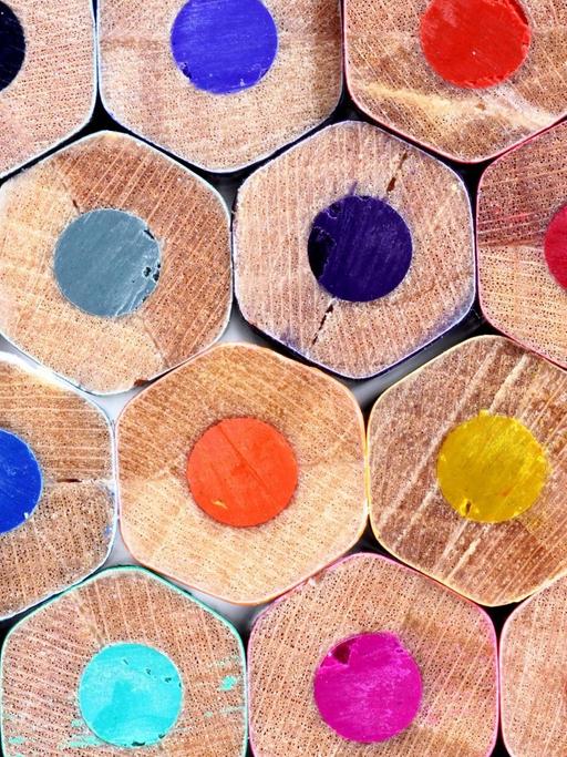 Gestapelte Buntstifte vieler verschiedener Farben sind von der Unterseite zu sehen.