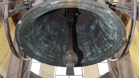 Die Freiheitsglocke im Turm des Schöneberger Rathauses in Berlin. Sie ist ein Geschenk der USA aus dem Jahr 1950 und wurde nach dem Vorbild der US-amerikanischen Liberty Bell geschaffen. Auf Deutschlandradio Kultur ist sie sonntags um 11:59 Uhr zu hören.