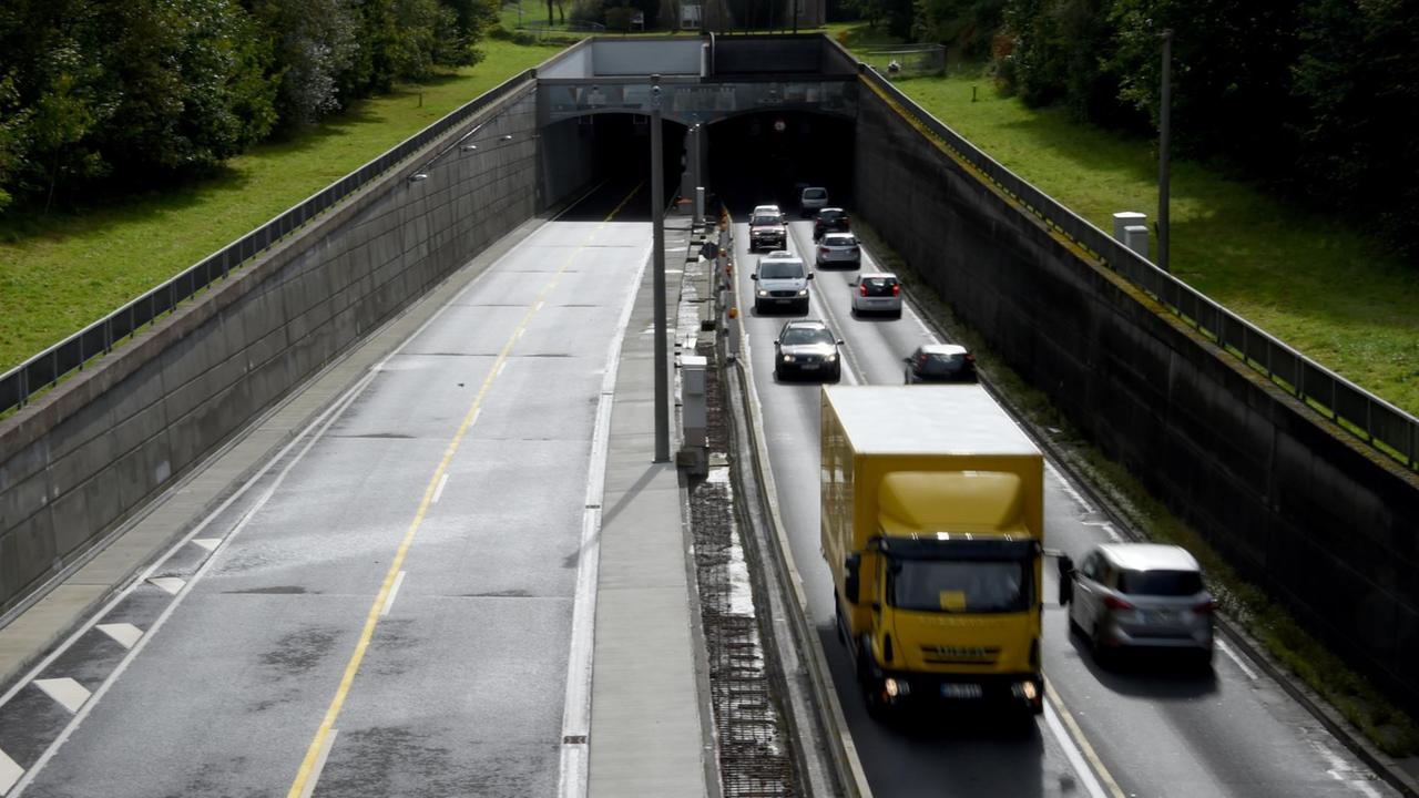 Autos fahren am 30.09.2016 in Westerrönfeld (Schleswig-Holstein) in die Weströhre des Rendsburger Tunnels unter dem Nord-Ostsee-Kanal. Nach langer Verzögerung wird der Verkehr in der sanierten Oströhre des Tunnels in der Nacht zum 01.10.2016 wieder freigegeben. Autos fahren am 30.09.2016 in Westerrönfeld (Schleswig-Holstein) in die Weströhre des Rendsburger Tunnels unter dem Nord-Ostsee-Kanal. Nach langer Verzögerung wird der Verkehr in der sanierten Oströhre des Tunnels in der Nacht zum 01.10.2016 wieder freigegeben.