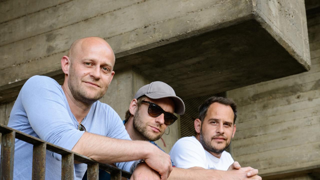 Die Schauspieler Moritz Bleibtreu (r), Jürgen Vogel (l) und der Regisseur Maximilian Erlenwein (M) posieren am 19.07.2013 während Dreharbeiten des Films «Stereo» in Halle. Die Schauspieler Moritz Bleibtreu (r), Jürgen Vogel (l) und der Regisseur Maximilian Erlenwein (M) posieren am 19.07.2013 während Dreharbeiten des Films «Stereo» in Halle.