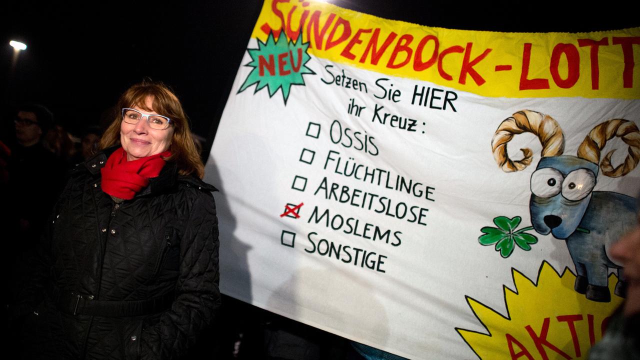Die Integrationsministerin von Sachsen, Petra Köpping (SPD) ist am 05.01.2015 in Dresden (Sachsen) Teilnehmerin einer Demonstration gegen die islamkritische Pegida-Bewegung.