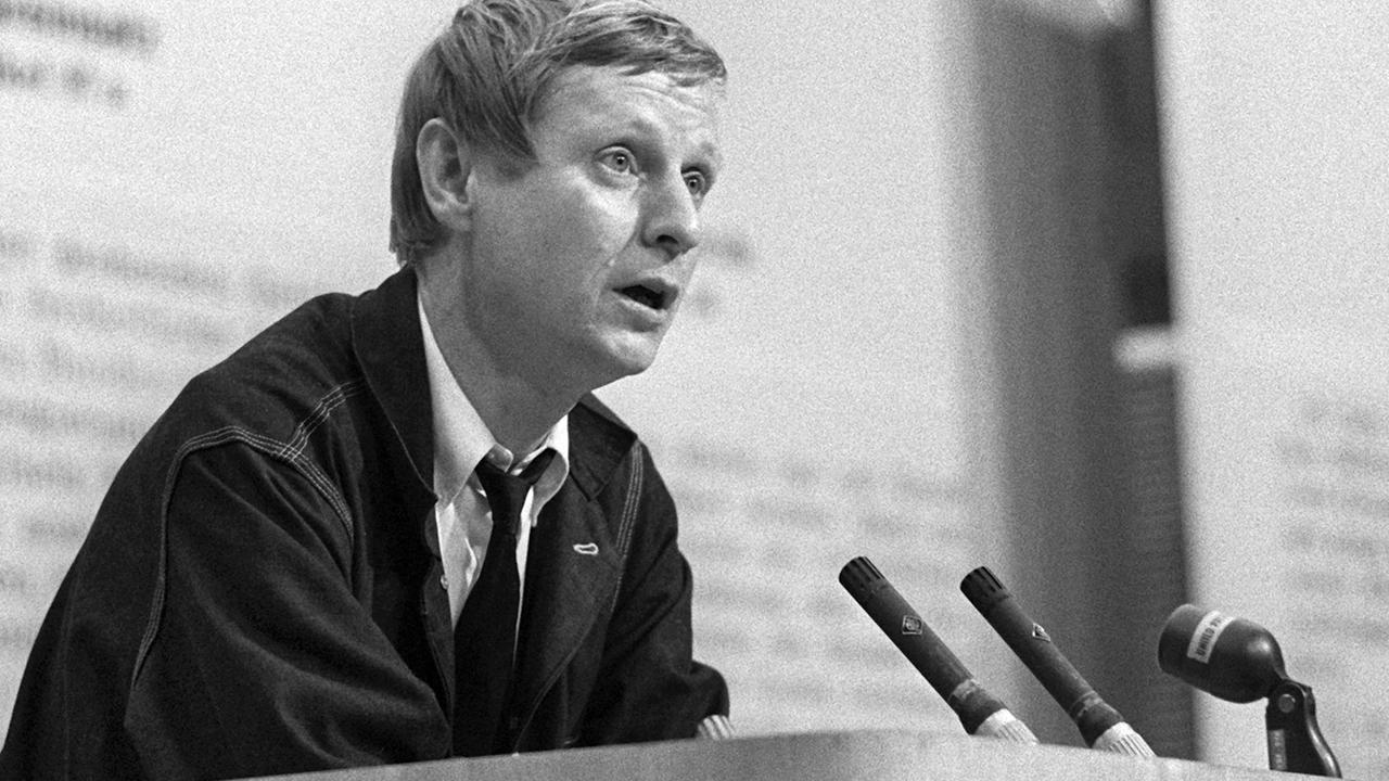 Schriftsteller Hans Magnus Enzensberger am 28.05.1968 Veranstaltung gegen Notstandsgesetzgebung Großer Sendesaal des Hessischer Rundfunk in Frankfurt am Main Schriftsteller Hans Magnus Enzensberger am 28.05.1968 Veranstaltung gegen Notstandsgesetzgebung Großer Sendesaal des Hessischer Rundfunk in Frankfurt am Main