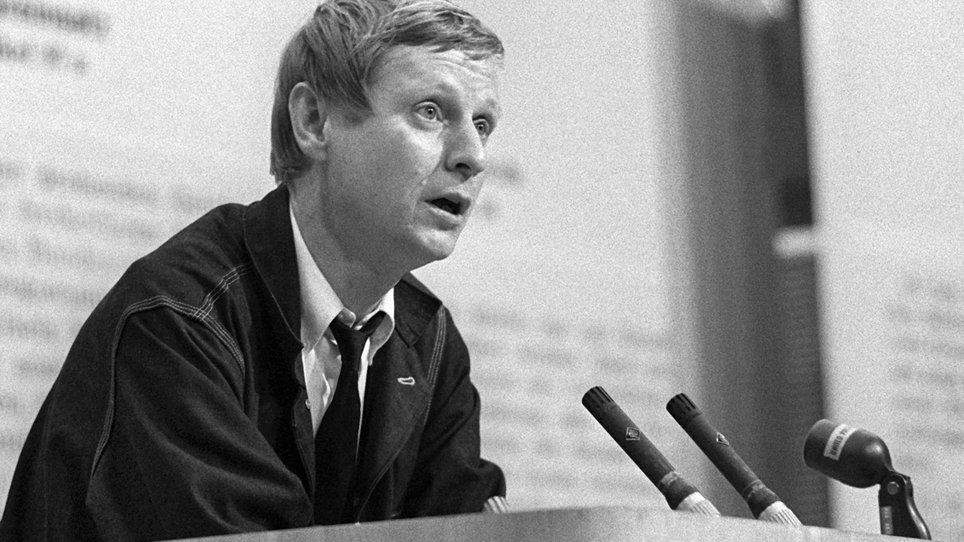 Schriftsteller Hans Magnus Enzensberger am 28.05.1968 Veranstaltung gegen Notstandsgesetzgebung Großer Sendesaal des Hessischer Rundfunk in Frankfurt am Main Schriftsteller Hans Magnus Enzensberger am 28.05.1968 Veranstaltung gegen Notstandsgesetzgebung Großer Sendesaal des Hessischer Rundfunk in Frankfurt am Main
