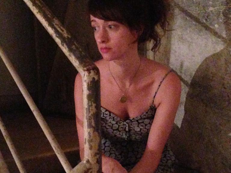 Die deutsche Schriftstellerin Sarah Stricker auf der Treppe zum Bunker in Tel Aviv