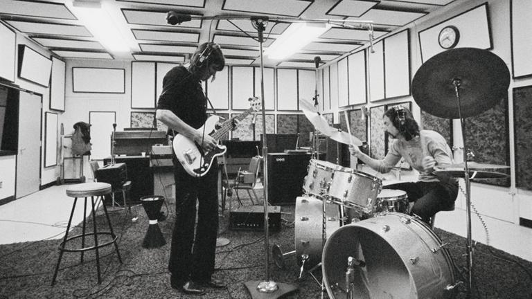 Roger Waters und Nick Mason von Pink Floyd im Studio Anfang der 1970er-Jahre. Mit ihrer psychedelischen Rockmusik entwickelten Pink Floyd einen bis dahin einzigartigen Stil. Auf Grund des exzessivev Drogenkonsums Syd Barretts entschied die Band Ende der 60er, ohne Barrett weiterzumachen. 