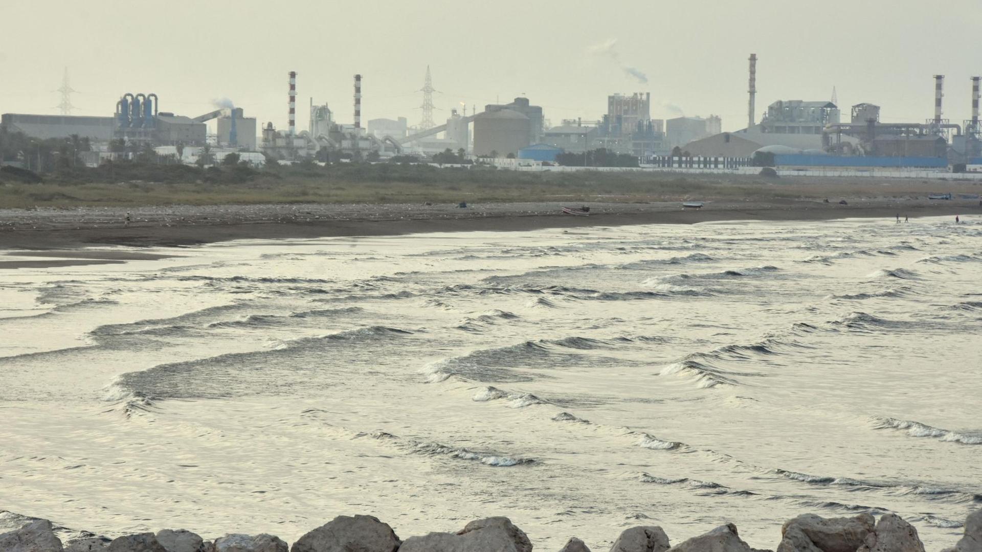 Eine Chemiefabrik direkt am Meer von Chatt Essalem Eine Chemiefabrik direkt am Meer von Chatt Essalem