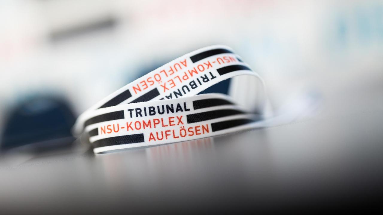 Ein Band mit der Aufschrift "Tribunal NSU-Komplex auflösen" liegt am 17.05.2017 bei einer Pressekonferenz in Köln auf einem Tisch. In einem öffentlichen Tribunal sollen die Täter benannt werden, die im NSU-Prozess nicht auf der Anklagebank sitzen. Das Projekt, dass am 17.05. am Schauspiel Köln beginnt, erstreckt sich über fünf Tage. Ein Band mit der Aufschrift "Tribunal NSU-Komplex auflösen" liegt am 17.05.2017 bei einer Pressekonferenz in Köln auf einem Tisch. In einem öffentlichen Tribunal sollen die Täter benannt werden, die im NSU-Prozess nicht auf der Anklagebank sitzen. Das Projekt, dass am 17.05. am Schauspiel Köln beginnt, erstreckt sich über fünf Tage.