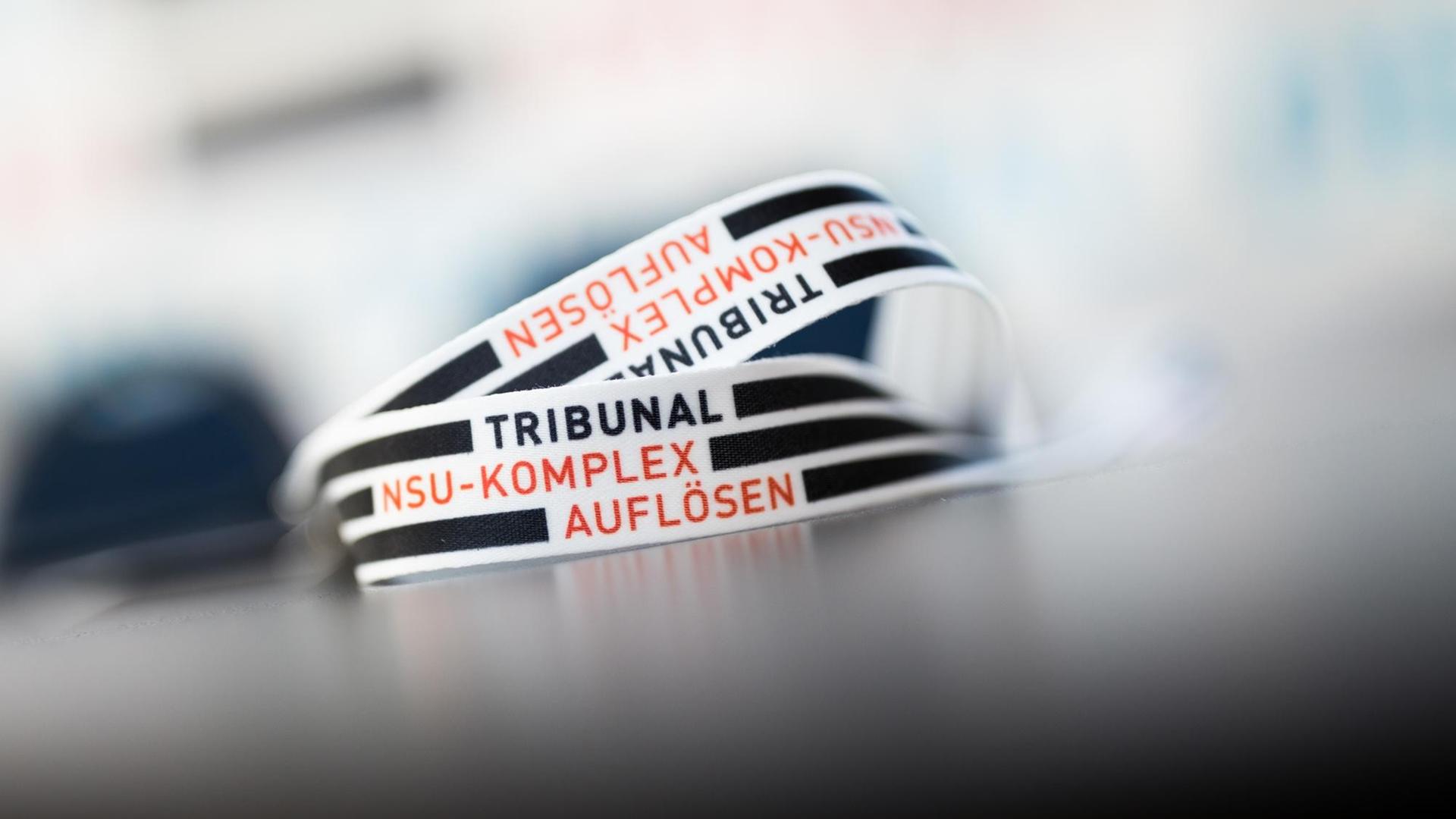 Ein Band mit der Aufschrift "Tribunal NSU-Komplex auflösen" liegt am 17.05.2017 bei einer Pressekonferenz in Köln auf einem Tisch. In einem öffentlichen Tribunal sollen die Täter benannt werden, die im NSU-Prozess nicht auf der Anklagebank sitzen. Das Projekt, dass am 17.05. am Schauspiel Köln beginnt, erstreckt sich über fünf Tage. Ein Band mit der Aufschrift "Tribunal NSU-Komplex auflösen" liegt am 17.05.2017 bei einer Pressekonferenz in Köln auf einem Tisch. In einem öffentlichen Tribunal sollen die Täter benannt werden, die im NSU-Prozess nicht auf der Anklagebank sitzen. Das Projekt, dass am 17.05. am Schauspiel Köln beginnt, erstreckt sich über fünf Tage.