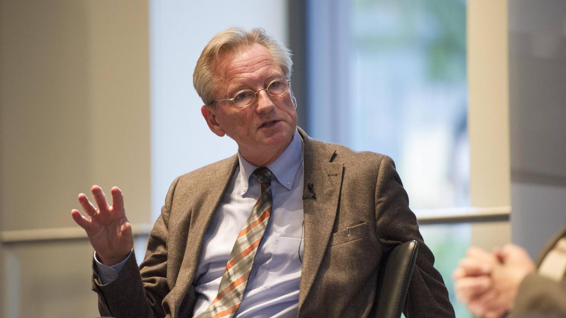 Der Historiker Prof. Dr. Peter Brandt (ältester Sohn Willy Brandts) bei einer Diskussionsrunde auf einer Gedenkveranstaltung zum 150. Todestag von Ferdinand Lassalle in der Friedrich-Ebert-Stiftung. Der Historiker Prof. Dr. Peter Brandt (ältester Sohn Willy Brandts) bei einer Diskussionsrunde auf einer Gedenkveranstaltung zum 150. Todestag von Ferdinand Lassalle in der Friedrich-Ebert-Stiftung.