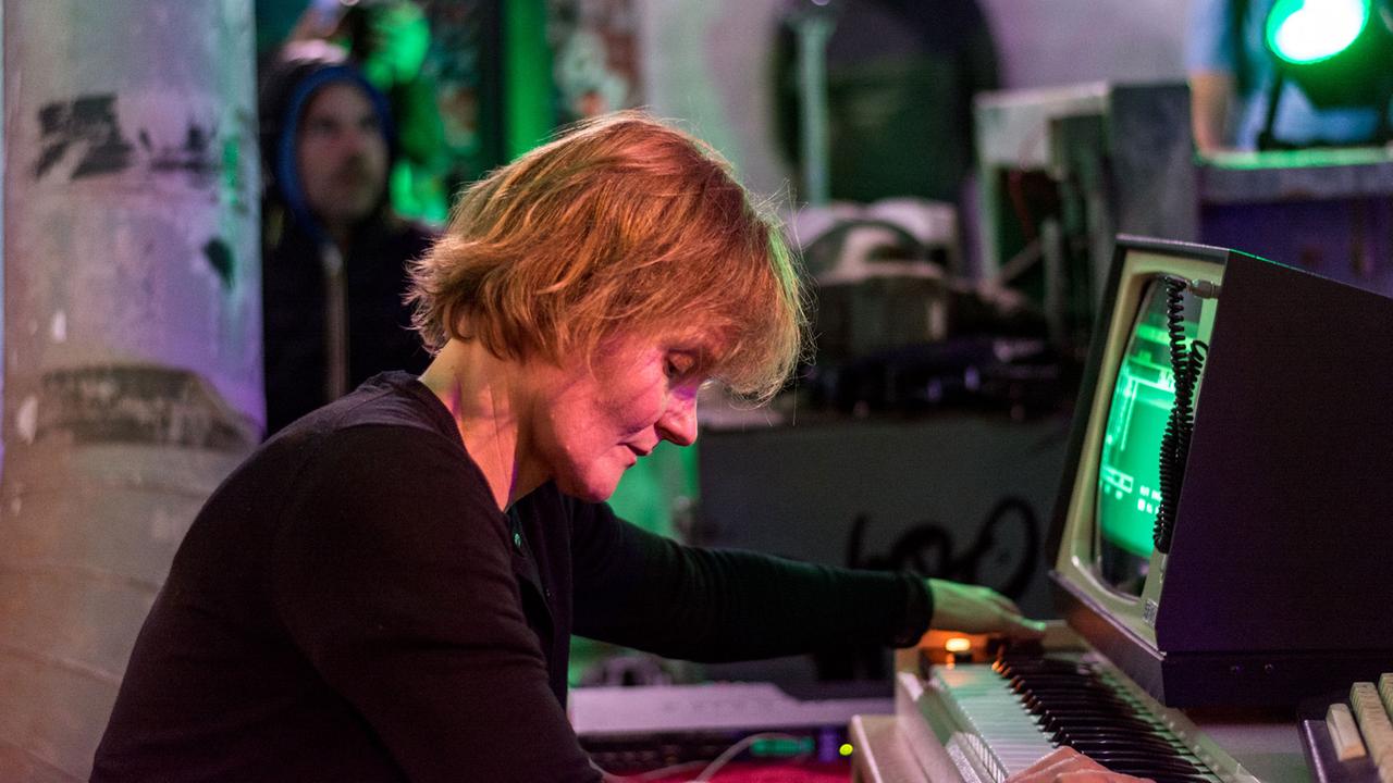 Kirsten Reese am Fairlight Synthesizer bei der Performance "Creatures and Signals". Abschlusstag des DYSTOPIE Sound Art Festivals auf dem Berliner Teufelsberg am 30.9.2018