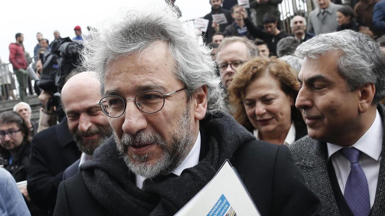 Can Dündar, Journalist bei der türkischen Zeitung "Cumhuriyet" kommt vor dem Gericht in Istanbul an. Can Dündar, Journalist bei der türkischen Zeitung "Cumhuriyet" kommt vor dem Gericht in Istanbul an.