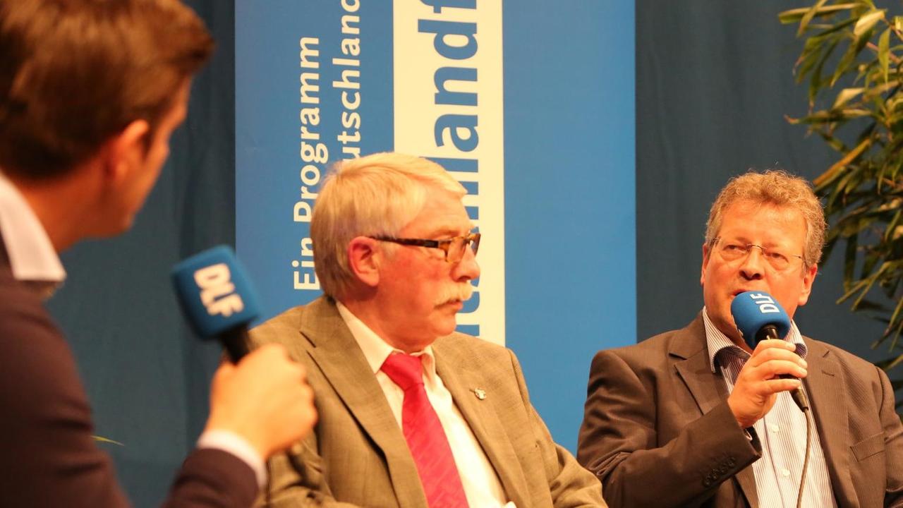 Ulrich Jeromin (Stadtsportbund Bochum/Mitte) und Thomas Geiß (SG Egelesbach/Refugees United) im Gespräch mit Moritz Küpper (l.). Ulrich Jeromin (Stadtsportbund Bochum/Mitte) und Thomas Geiß (SG Egelesbach/Refugees United) im Gespräch mit Moritz Küpper (l.).