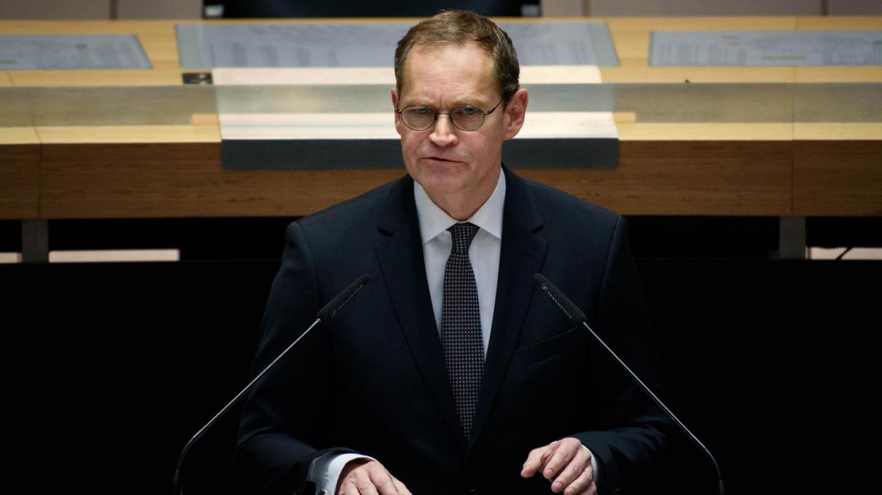 Berlins Regierender Bürgermeister Müller steht am Rednerpult des Berliner Abgeordnetenhauses. Berlins Regierender Bürgermeister Müller steht am Rednerpult des Berliner Abgeordnetenhauses.