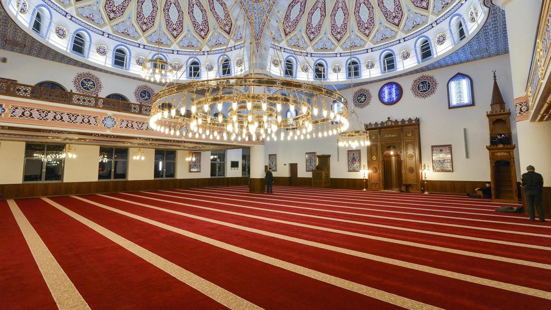 Blick in die Merkez-Moschee, Zentralmoschee von Ditib in Duisburg - zu sehen sind eine Kuppel und ein Kronleuchter. Blick in die Merkez-Moschee, Zentralmoschee von Ditib in Duisburg - zu sehen sind eine Kuppel und ein Kronleuchter.