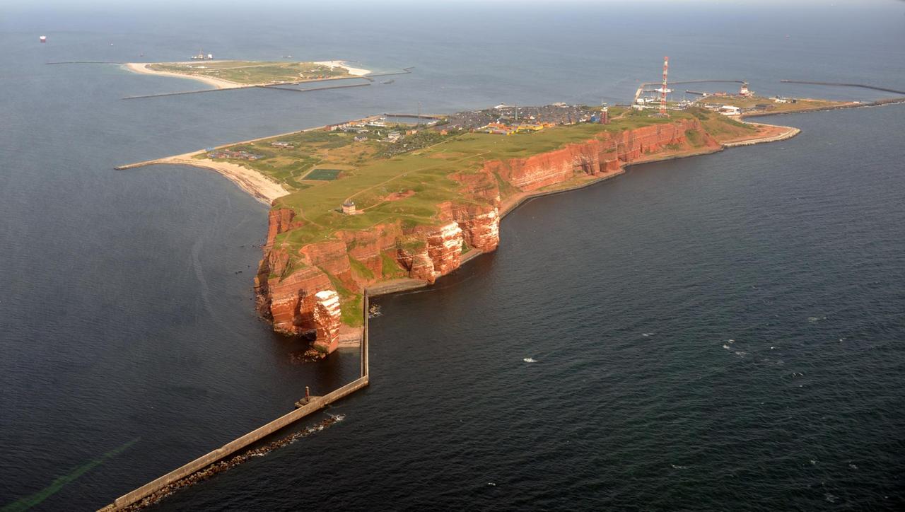 Sicht auf den Felsen "Lange Anna" während eines Flugs über die Hochseeinsel Helgoland. Die "Lange Anna" ist das Wahrzeichen der deutschen Nordseeinsel Helgoland. Sicht auf den Felsen "Lange Anna" während eines Flugs über die Hochseeinsel Helgoland. Die "Lange Anna" ist das Wahrzeichen der deutschen Nordseeinsel Helgoland.