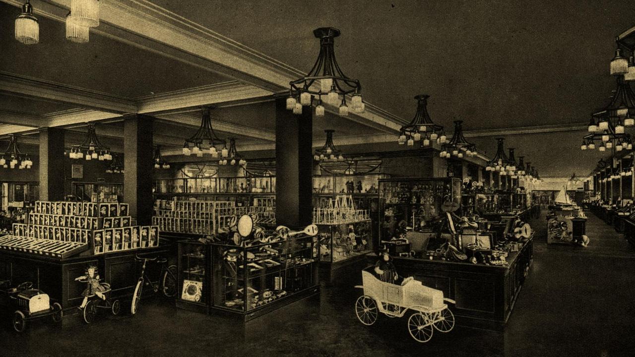Blick in die Spielwarenabteilung des Kaufhauses Wertheim in der Leipziger Straße in Berlin (um 1927). Blick in die Spielwarenabteilung des Kaufhauses Wertheim in der Leipziger Straße in Berlin (um 1927).