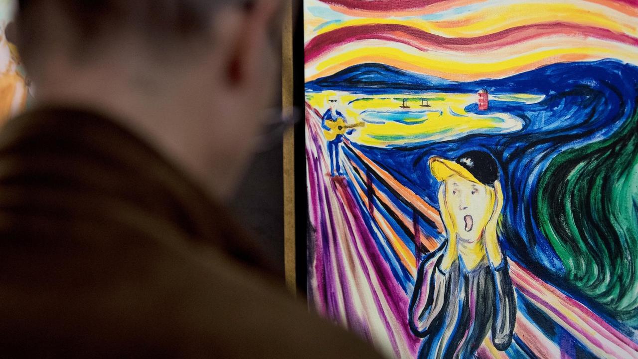 Ein Besucher betrachtet das Gemälde "Der Schrei" im Caricatura Museum Frankfurt. Anlässlich des 70. Geburtstags des Komikers und Zeichners Otto Waalkes am 22. Juli präsentiert das Caricatura Museum zum Teil unbekannte Werke seiner komischen Zeichnerei. Ein Besucher betrachtet das Gemälde "Der Schrei" im Caricatura Museum Frankfurt. Anlässlich des 70. Geburtstags des Komikers und Zeichners Otto Waalkes am 22. Juli präsentiert das Caricatura Museum zum Teil unbekannte Werke seiner komischen Zeichnerei.
