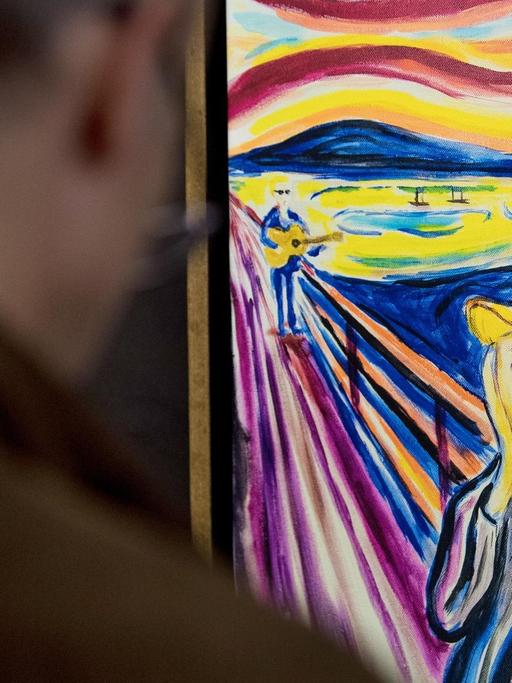 Ein Besucher betrachtet das Gemälde "Der Schrei" im Caricatura Museum Frankfurt. Anlässlich des 70. Geburtstags des Komikers und Zeichners Otto Waalkes am 22. Juli präsentiert das Caricatura Museum zum Teil unbekannte Werke seiner komischen Zeichnerei.