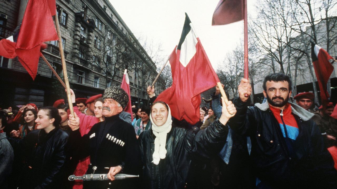 Georgier feiern am 9. April 1991 in der Hauptstadt Tiflis die Erklärung der Unabhängigkeit ihrer Republik durch das georgische Parlament. In einer Volksabstimmung am 31. März 1991 hatten sich 98,9 Prozent der Bevölkerung für eine Unabhängigkeit ihres Landes von der Sowjetunion ausgesprochen. Georgier feiern am 9. April 1991 in der Hauptstadt Tiflis die Erklärung der Unabhängigkeit ihrer Republik durch das georgische Parlament. In einer Volksabstimmung am 31. März 1991 hatten sich 98,9 Prozent der Bevölkerung für eine Unabhängigkeit ihres Landes von der Sowjetunion ausgesprochen.