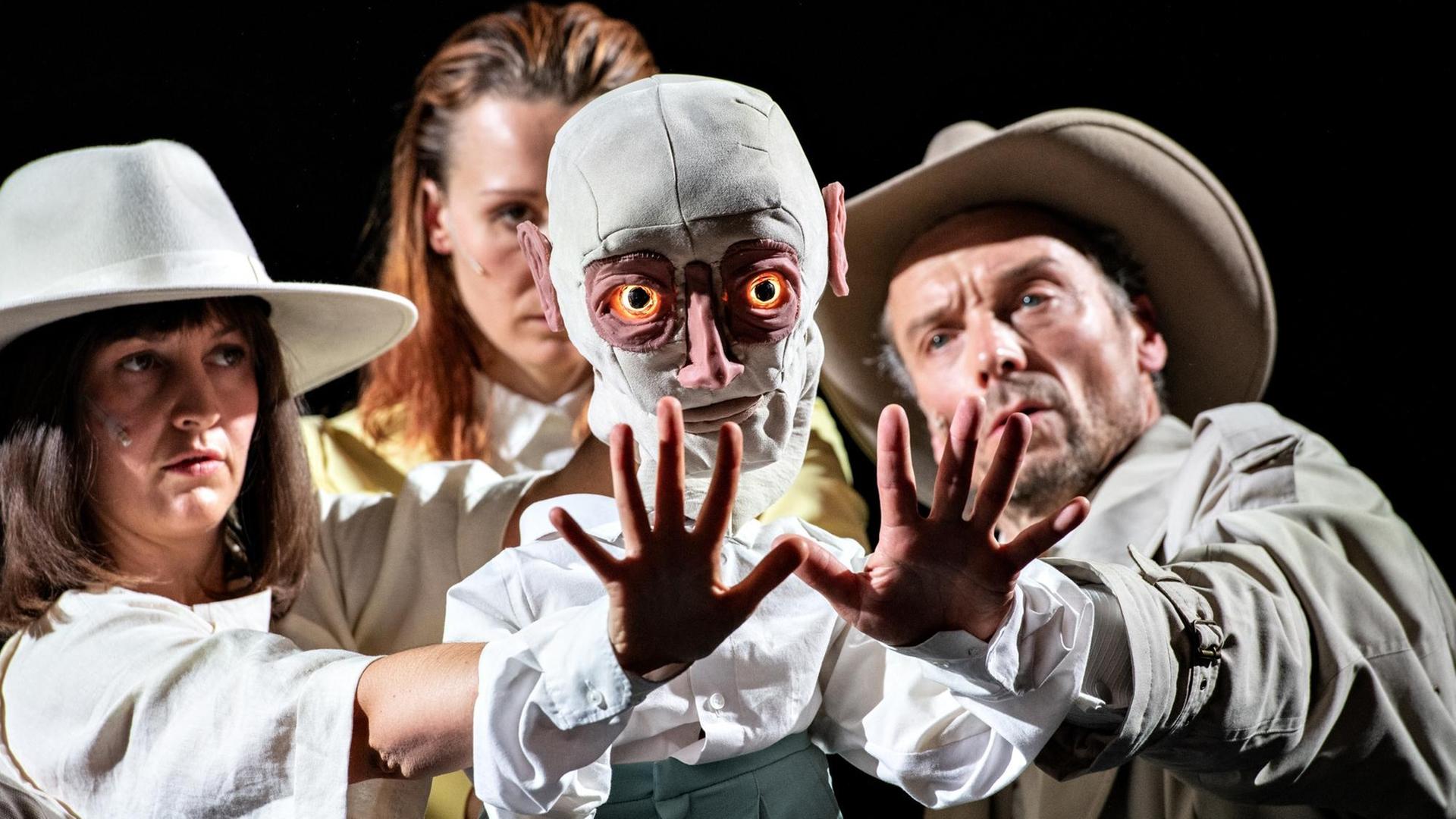 Ein Szenenfoto mit den Schauspielern Cali Kobel, Sandra Bezler, Hendrik Richter. Ein Szenenfoto mit den Schauspielern Cali Kobel, Sandra Bezler, Hendrik Richter.