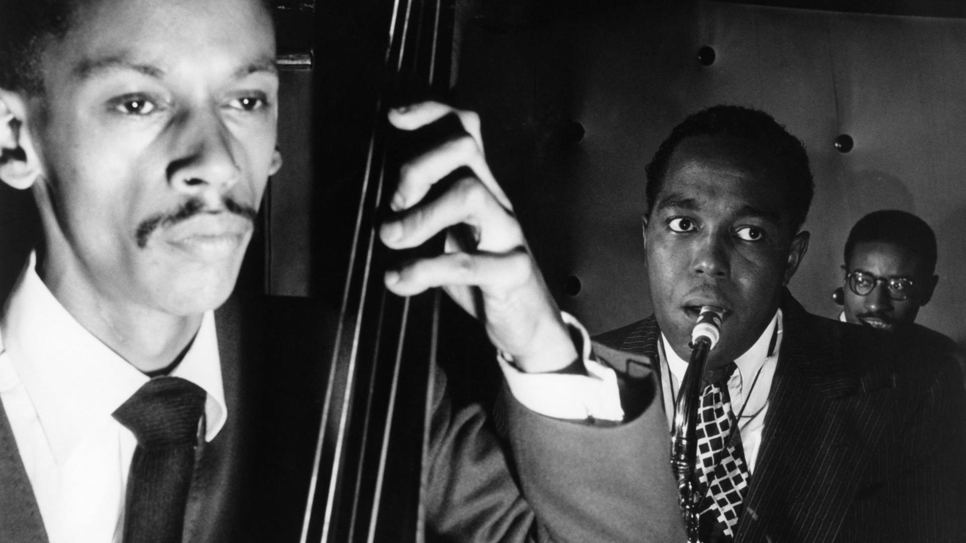 Charlie Parker bei einem Auftritt mit Max Roach und Tommy Potter. Charlie Parker bei einem Auftritt mit Max Roach und Tommy Potter.