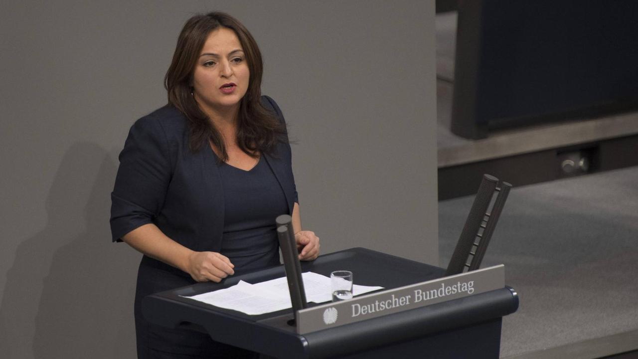 Sevim Dagdelen (Die Linke) bei einer Rede im Deutschen Bundestag. Sevim Dagdelen (Die Linke) bei einer Rede im Deutschen Bundestag.