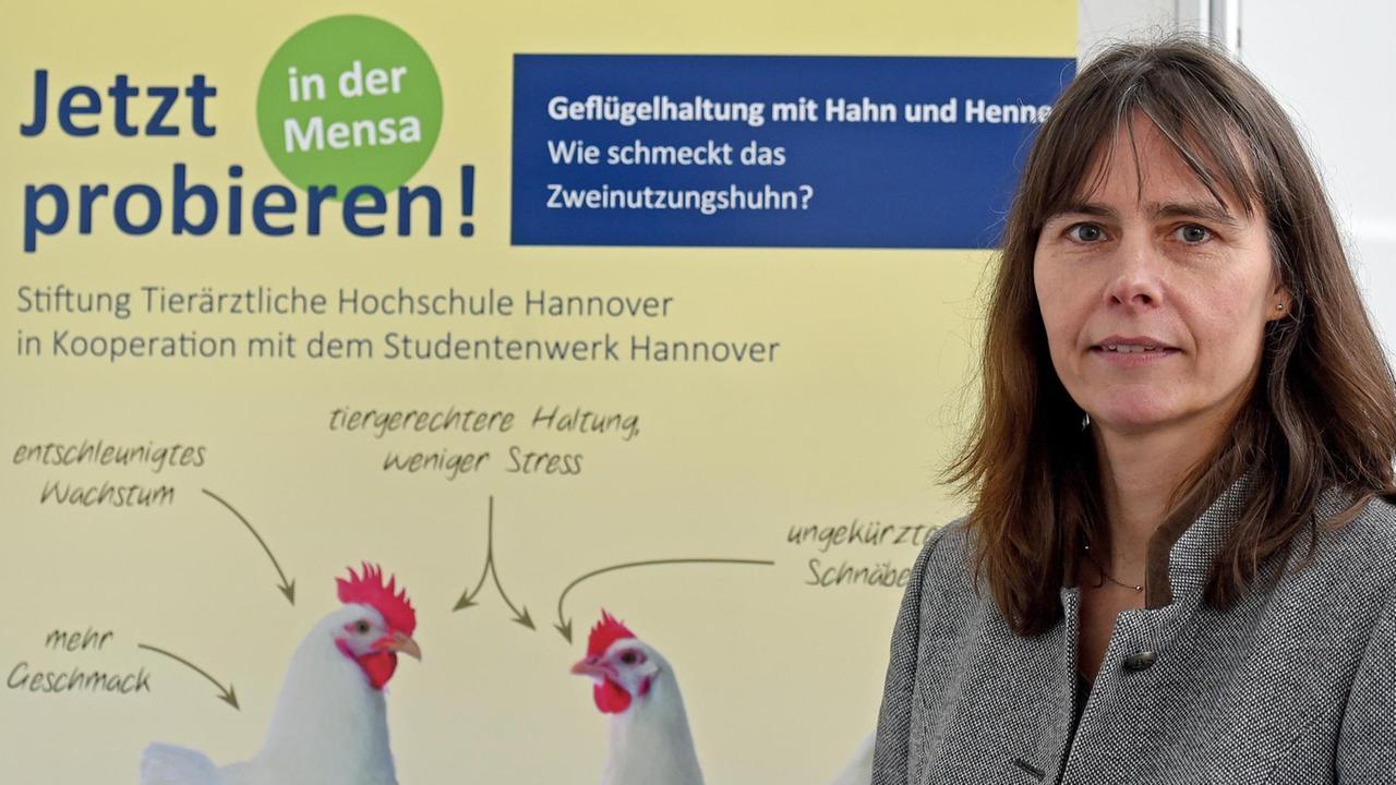 Silke Rautenschlein, Projektleiterin für ein Vorschungsprojekt für mehr Tierschutz in der Geflügelhaltung von der Tierärztlichen Hochschule (TiHo) in Hannover. 