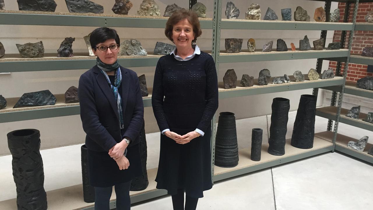 Mysteries of Lost Civilisations“ - Europa als archäologische Bruchstücke, eine Installation von Tu Wei-Cheng, Taiwan. Im Bild Jo Norman (V & A Museum, links) und Angela Kaya (Goethe-Institut London, rechts). Mysteries of Lost Civilisations“ - Europa als archäologische Bruchstücke, eine Installation von Tu Wei-Cheng, Taiwan. Im Bild Jo Norman (V & A Museum, links) und Angela Kaya (Goethe-Institut London, rechts).