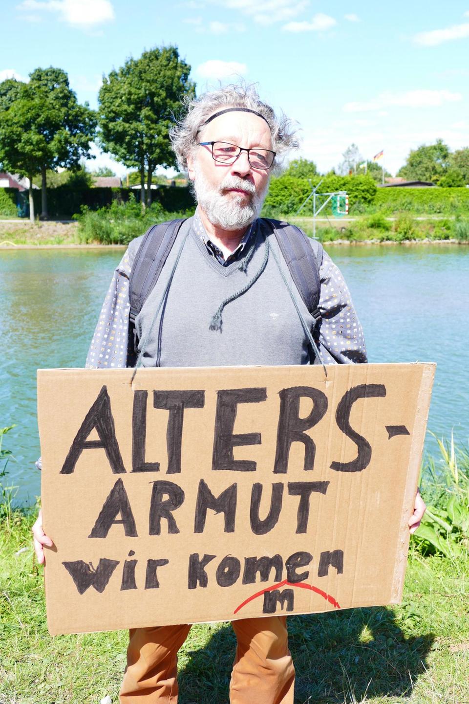 "Altersarmut – Wir kom(m)en!": Ein Teilnehmer der Protestaktion des Aktionsbündnisses Deutsch als Fremdsprache am 17.8.2016 in Hannover