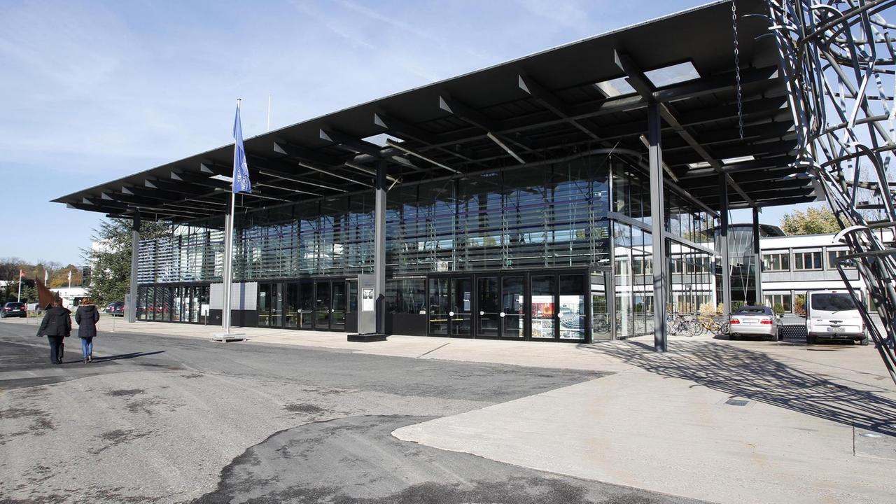 Das ehemalige Gebäude des Deutschen Bundestages in Bonn besteht aus Glas und Stahl.