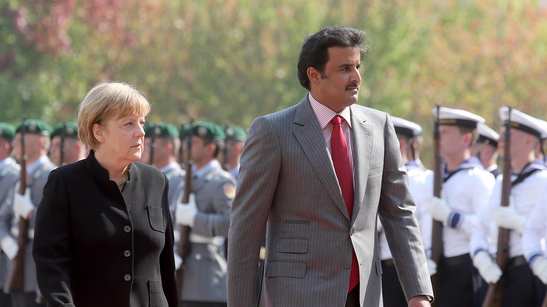 Bundeskanzlerin Merkel und der Emir von Katar, Scheich al-Thani, nehmen die Ehrenformation vor dem Bundeskanzleramt ab.