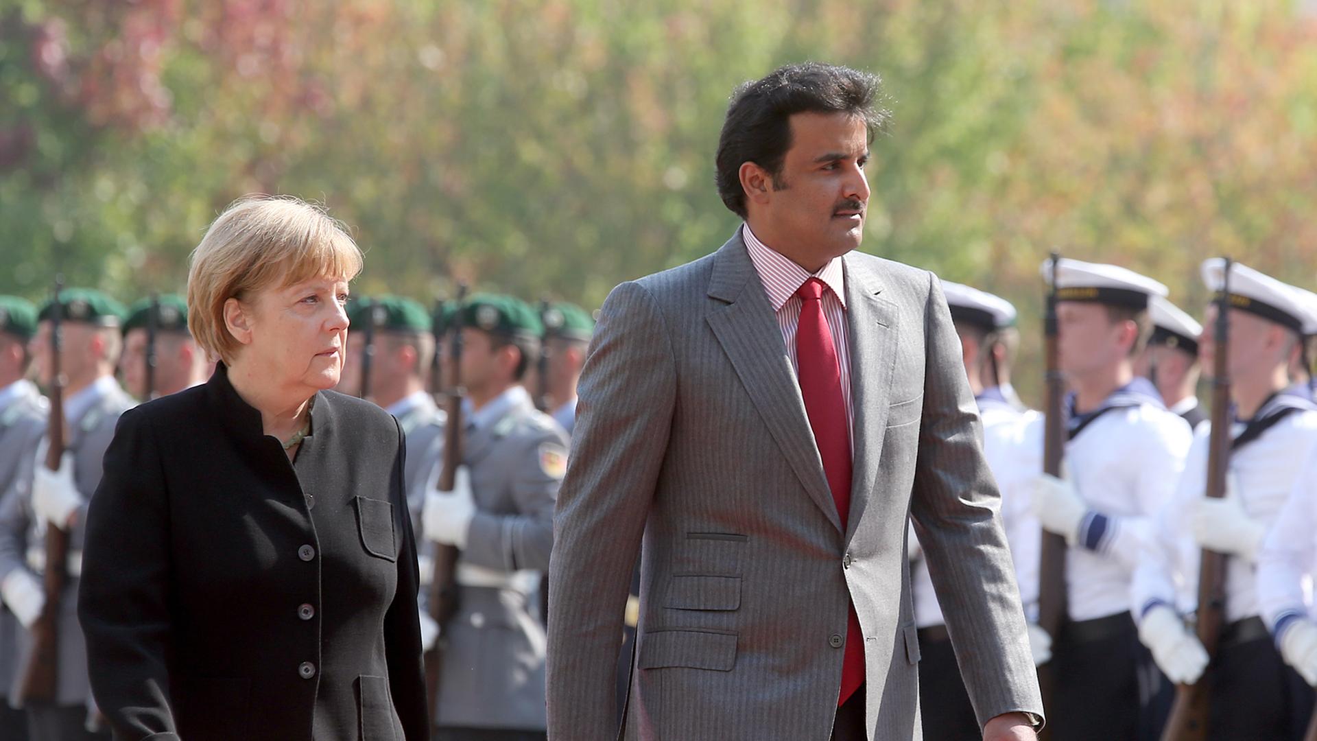 Bundeskanzlerin Merkel und der Emir von Katar, Scheich al-Thani, nehmen die Ehrenformation vor dem Bundeskanzleramt ab. Bundeskanzlerin Merkel und der Emir von Katar, Scheich al-Thani, nehmen die Ehrenformation vor dem Bundeskanzleramt ab.