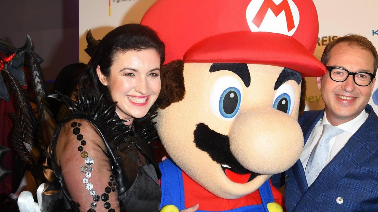 Dorothee Baer und Alexander Dobrindt mit Super Mario beim Deutschen Computerspielpreis 2017 Dorothee Baer und Alexander Dobrindt mit Super Mario beim Deutschen Computerspielpreis 2017