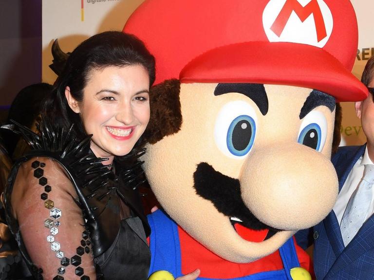 Dorothee Baer und Alexander Dobrindt mit Super Mario beim Deutschen Computerspielpreis 2017