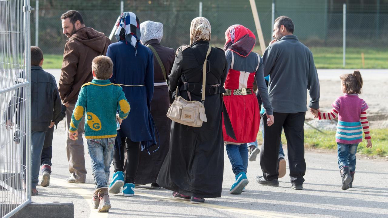 Flüchtlinge am 16.11.2015 auf dem Gelände des Wartezentrums Asyl in Erding
