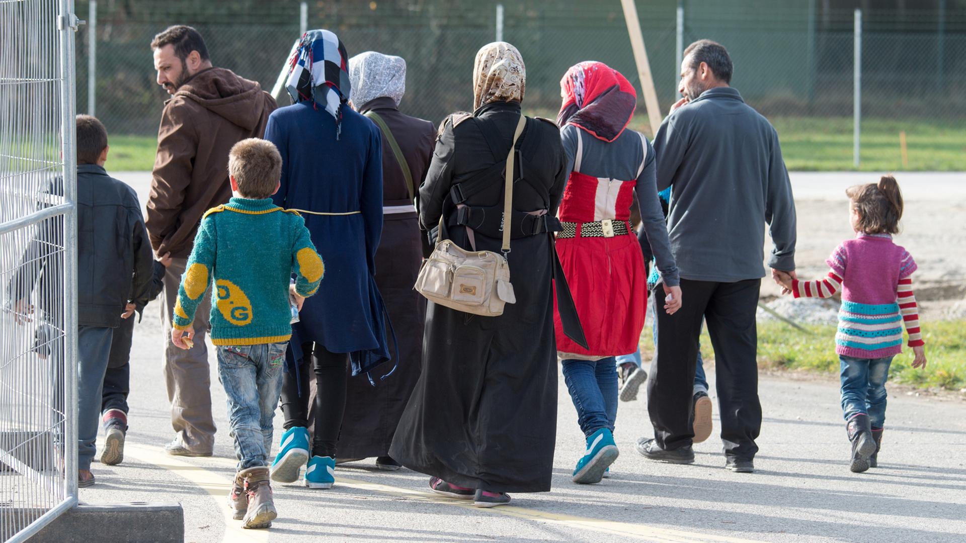 Flüchtlinge am 16.11.2015 auf dem Gelände des Wartezentrums Asyl in Erding Flüchtlinge am 16.11.2015 auf dem Gelände des Wartezentrums Asyl in Erding