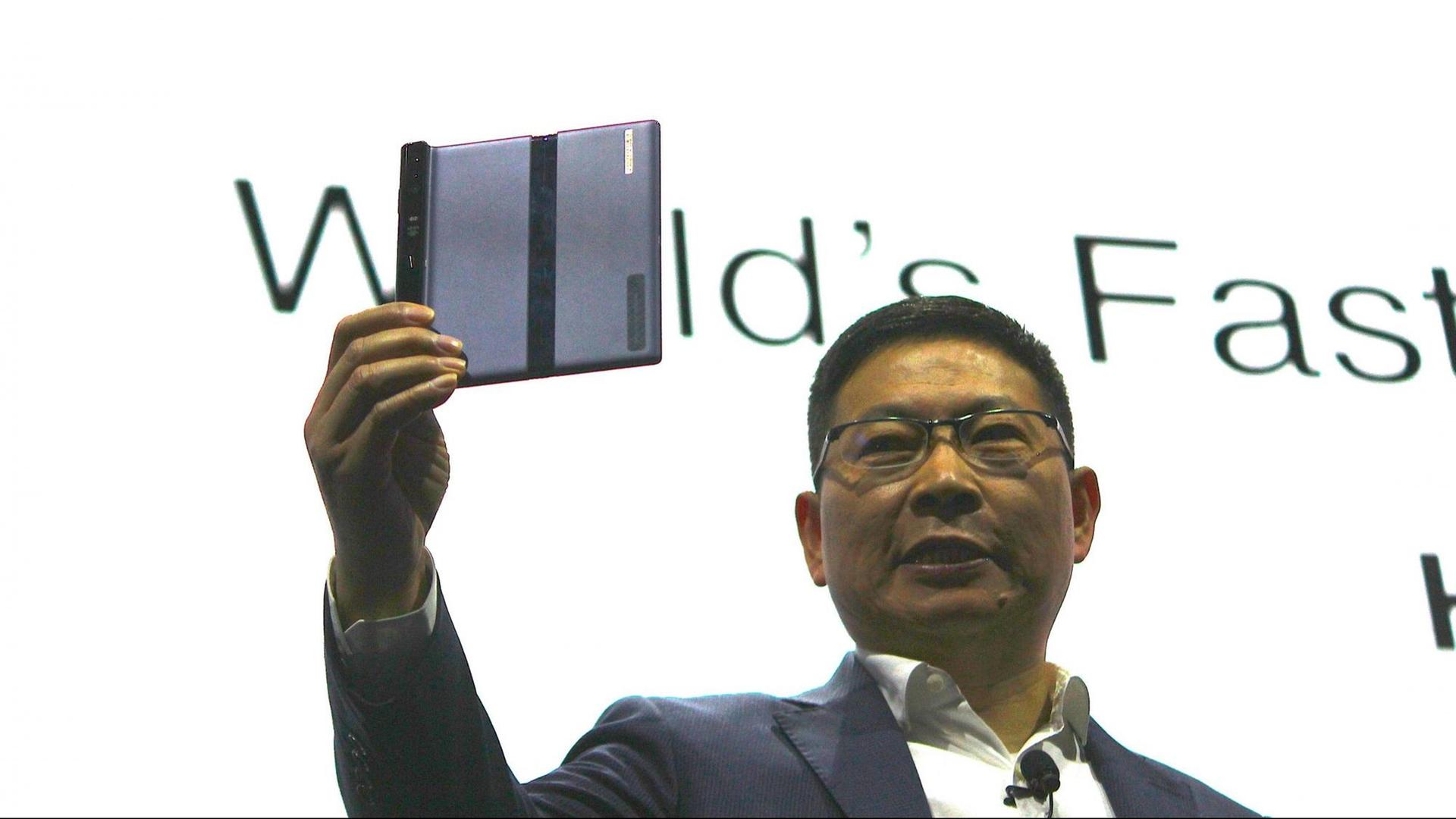 Richard Yu Chengdong, CEO der Huawei Consumer Business Group, präsentiert im Vorfeld der Mobile Congress-Eröffnung in Barcelona das aufklappbare Handy-Modell Mate X. Richard Yu Chengdong, CEO der Huawei Consumer Business Group, präsentiert im Vorfeld der Mobile Congress-Eröffnung in Barcelona das aufklappbare Handy-Modell Mate X.