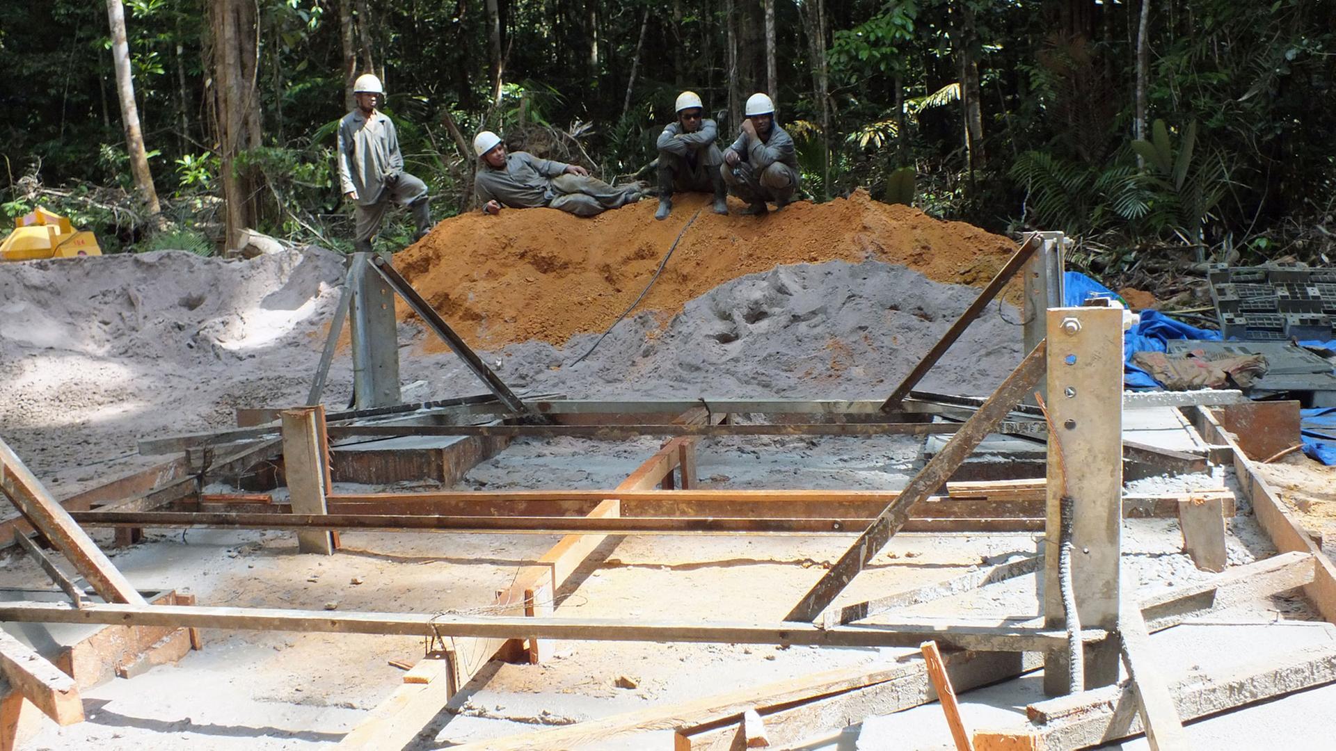 Die Baustelle des "Atto", des Amazonian Tall Tower Observatory, im Amazonas Die Baustelle des "Atto", des Amazonian Tall Tower Observatory, im Amazonas