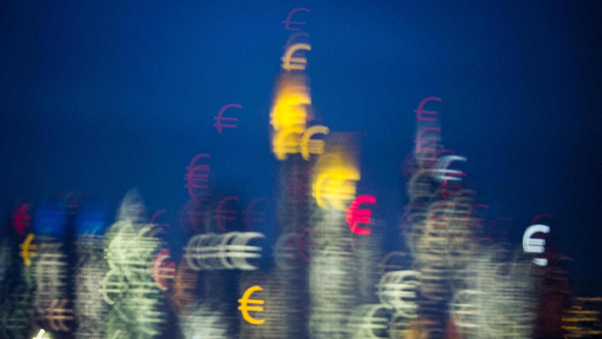 Die Bankentürme von Frankfurt am Main (Hessen) scheinen kurz nach Sonnenuntergang aus vielen kleinen Eurozeichen zu bestehen, aufgenommen am 31.01.2014. Der Effekt entsteht durch eine Schablone in Form eines Eurosymbols vor dem Objektiv. Die Bankentürme von Frankfurt am Main (Hessen) scheinen kurz nach Sonnenuntergang aus vielen kleinen Eurozeichen zu bestehen, aufgenommen am 31.01.2014. Der Effekt entsteht durch eine Schablone in Form eines Eurosymbols vor dem Objektiv.
