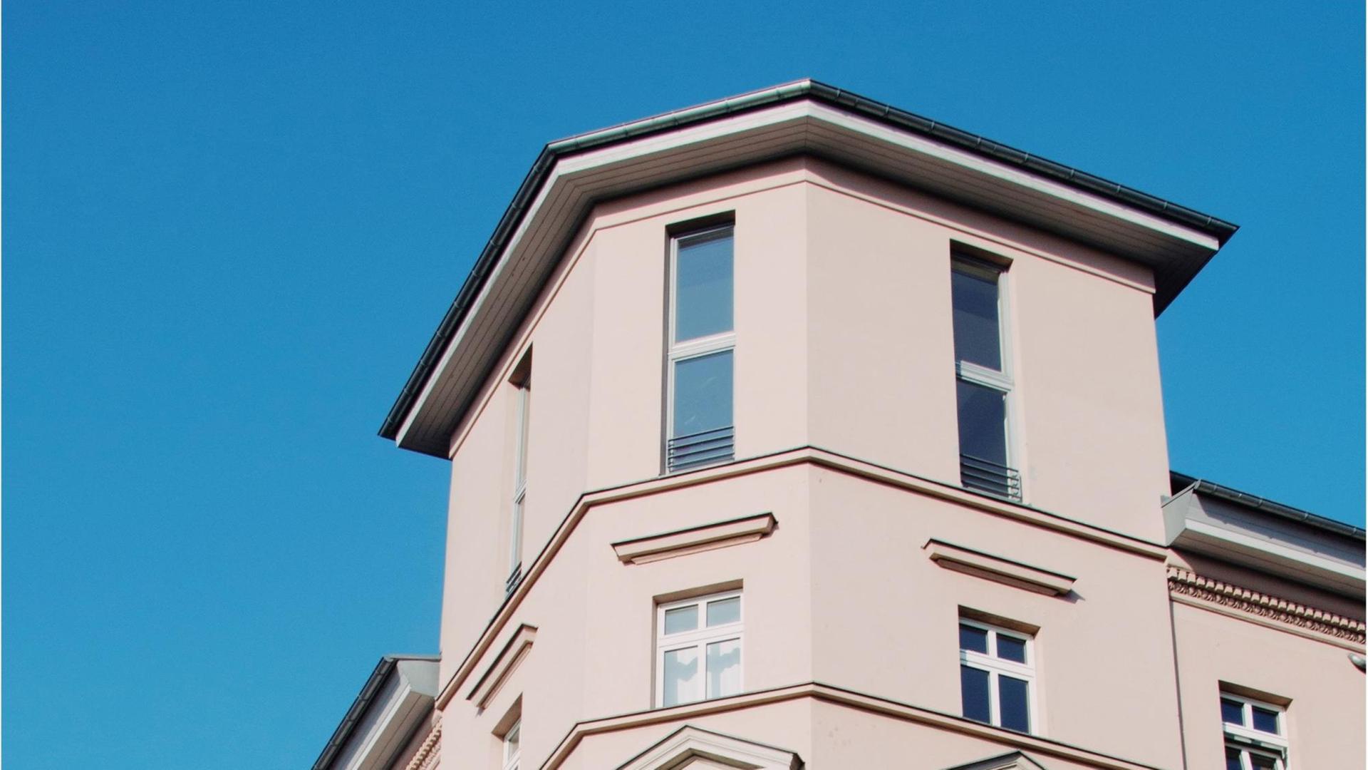 Haus in Berlin, mit einer Art Turm an der Häuserecke. Haus in Berlin, mit einer Art Turm an der Häuserecke.